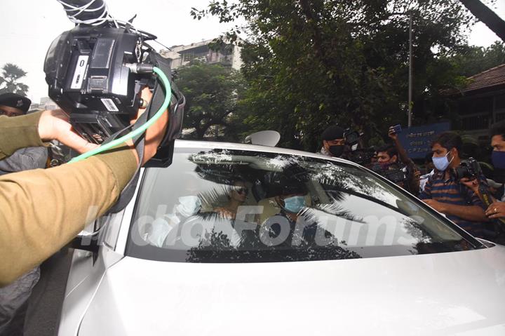 Kangana Ranaut with sister Rangoli at Bandra Police Station