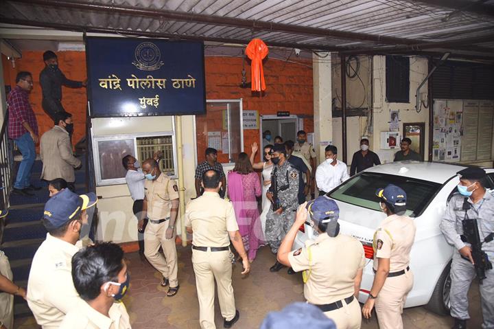 Kangana Ranaut with sister Rangoli at Bandra Police Station