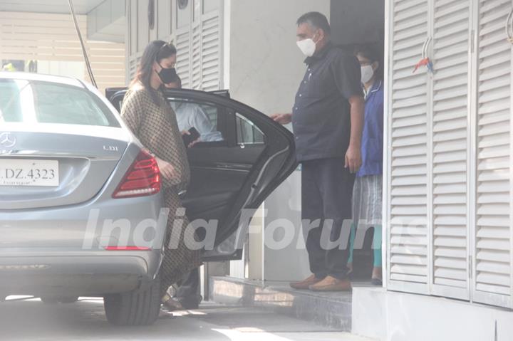 Mommy-to-be Kareena Kapoor Khan snapped at clinic in Bandra