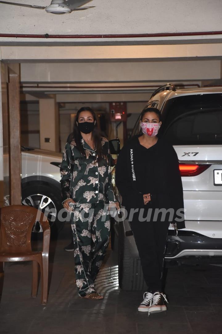 Malaika, Amrita and Karisma spotted arriving at Kareena Kapoor's residence