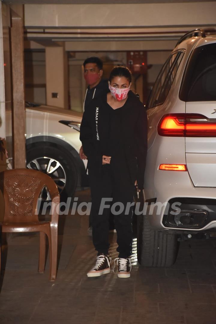 Malaika, Amrita and Karisma spotted arriving at Kareena Kapoor's residence