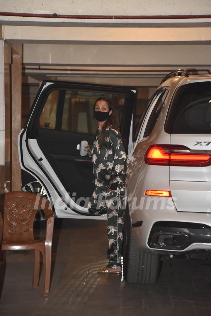 Malaika, Amrita and Karisma spotted arriving at Kareena Kapoor's residence