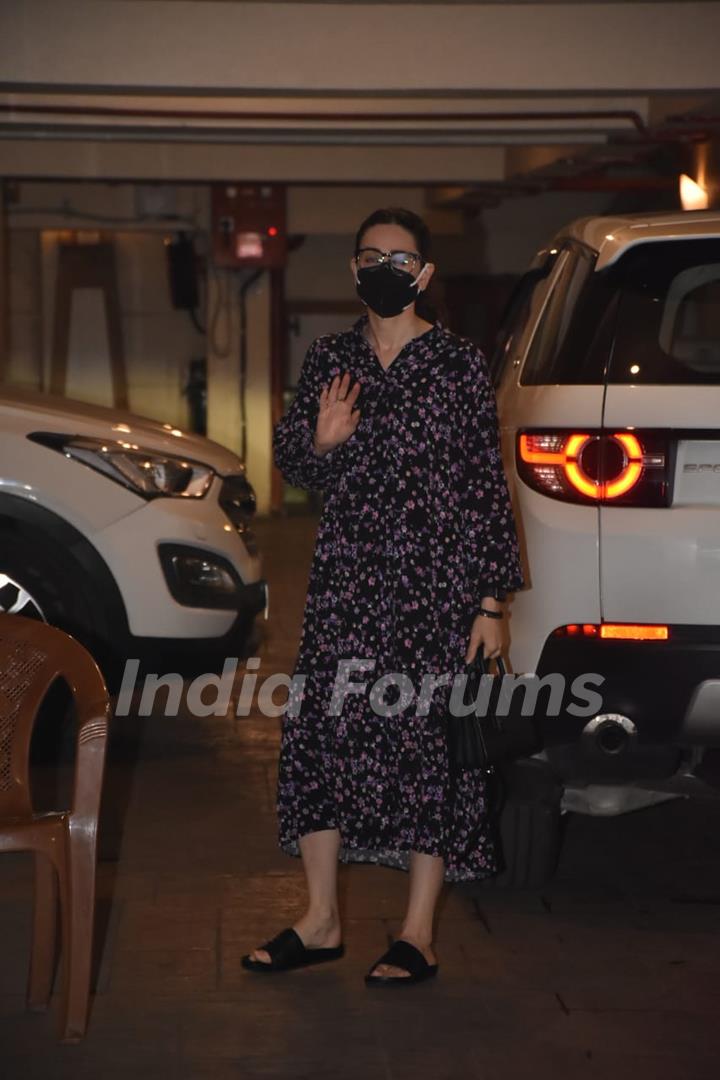 Malaika, Amrita and Karisma spotted arriving at Kareena Kapoor's residence