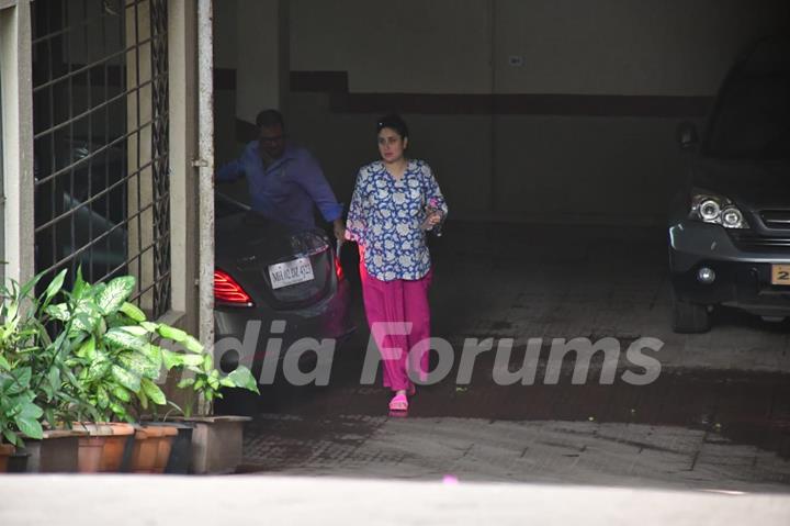 Mommy-to-be Kareena Kapoor Khan spotted in Bandra