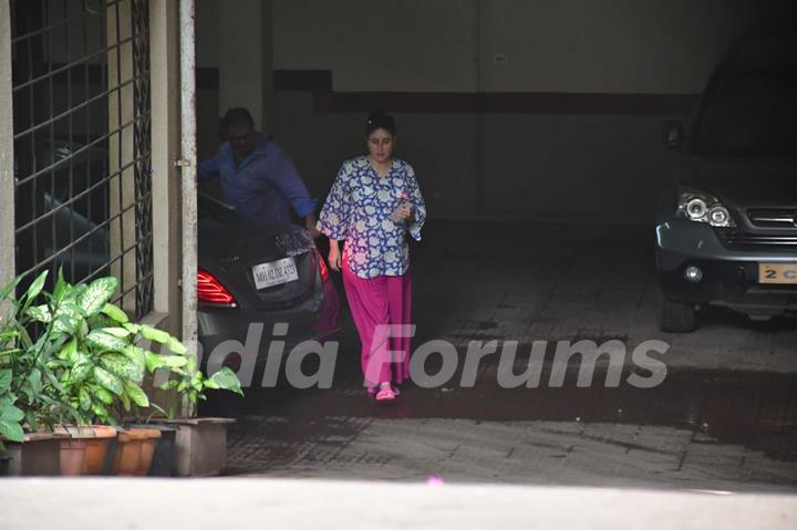 Mommy-to-be Kareena Kapoor Khan spotted in Bandra