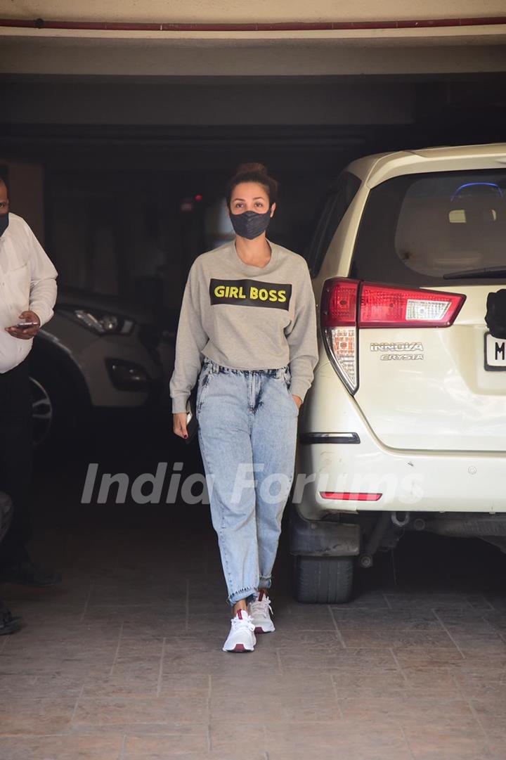 Malaika Arora snapped at Kareena Kapoor's residence