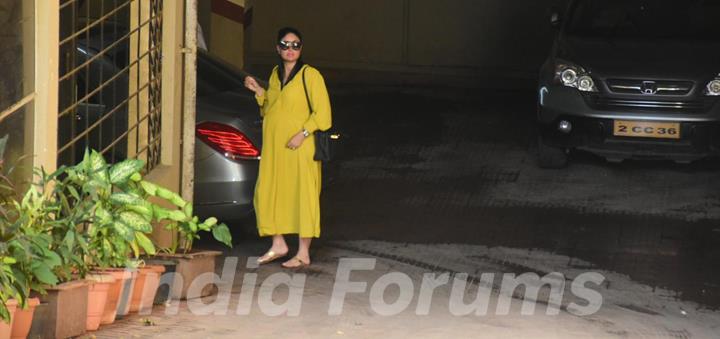 Kareena Kapoor snapped at Bandra