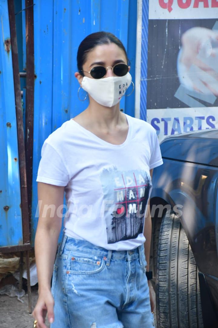 Alia Bhatt snapped at Pali Hill, Bandra