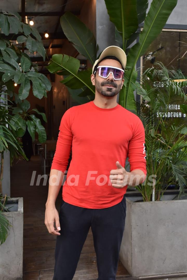 Aparshakti khurana snapped at Juhu