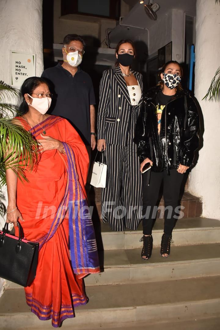 Malaika Arora and sister Amrita Arora step out for dinner with their parents