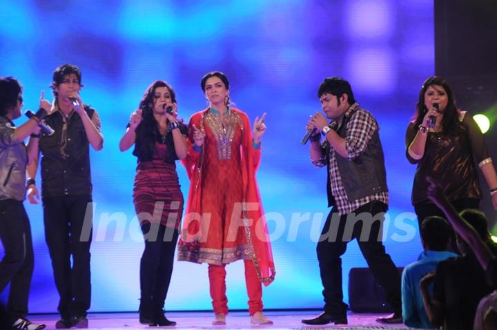 Deepika with Shreya''s team