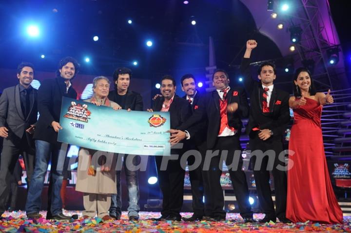 Shankar''s Rockstars awarded the winner''s prize of Amul Music Ka Maha Muqqabla