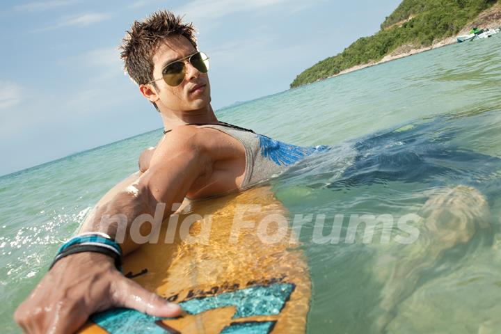 Shahid Kapoor looking hot and cool