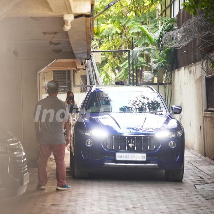 Malaika Arora snapped visiting boyfriend Arjun Kapoor