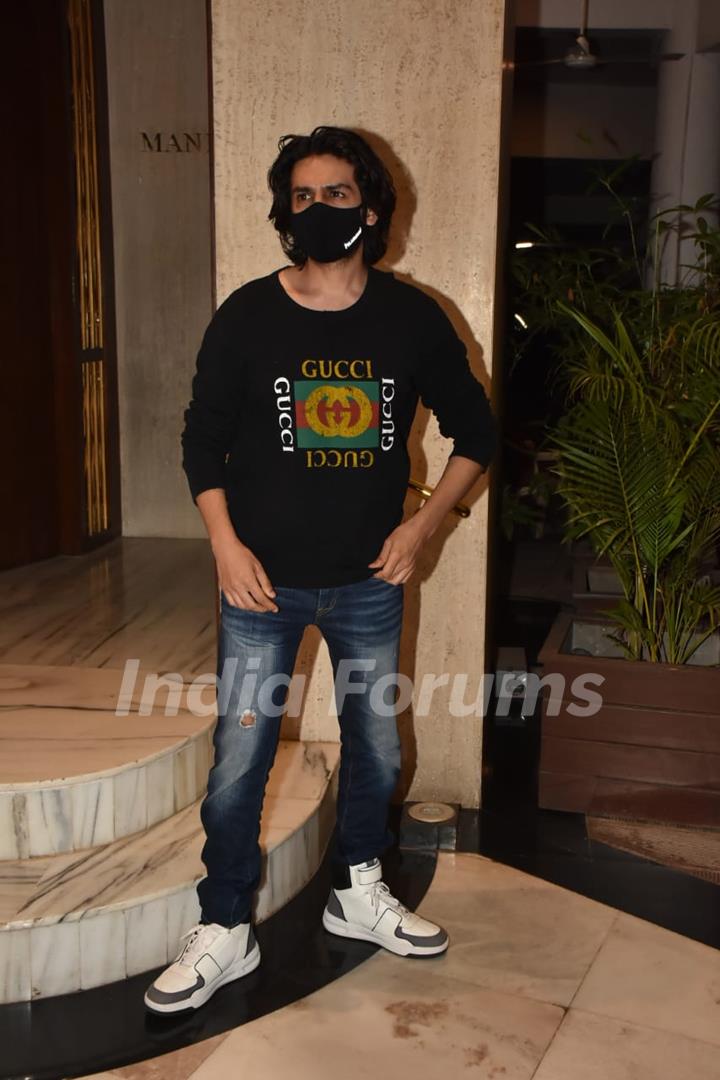 Kartik Aaryan snapped visiting Manish Malhotra's residence