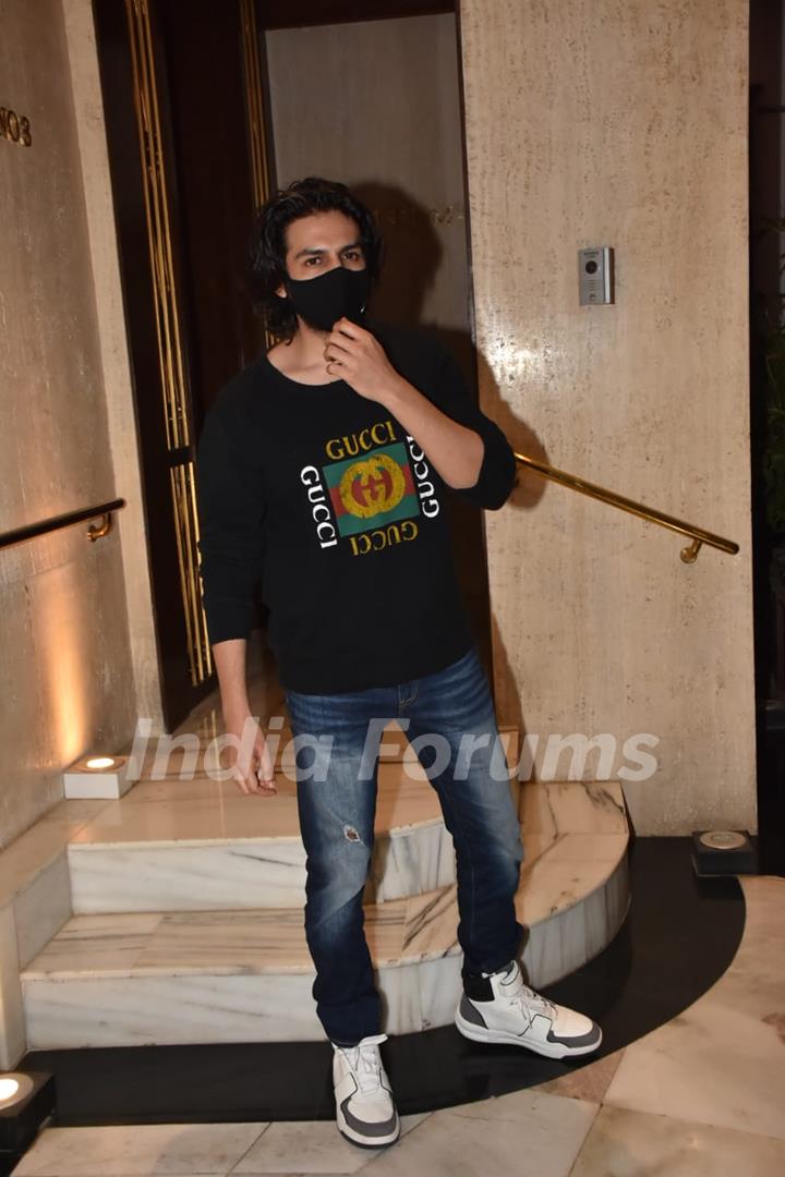 Kartik Aaryan snapped visiting Manish Malhotra's residence