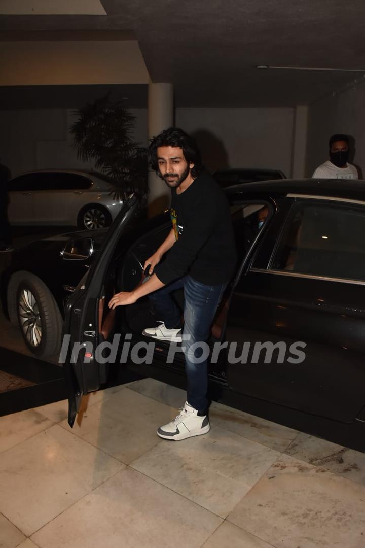 Kartik Aaryan snapped visiting Manish Malhotra's residence