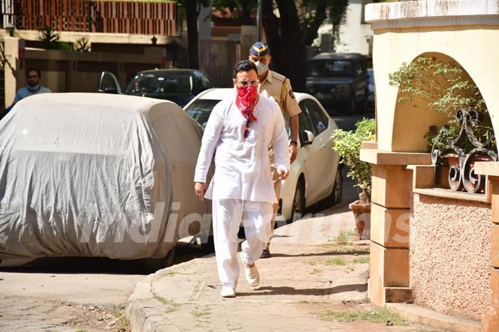 Preggers Kareena Kapoor Khan and Saif Ali Khan snapped at Bandra