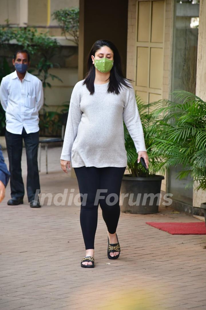 Preggers Kareena Kapoor Khan and Saif Ali Khan snapped at Bandra