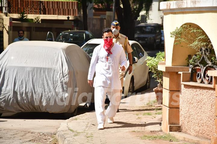 Preggers Kareena Kapoor Khan and Saif Ali Khan snapped at Bandra