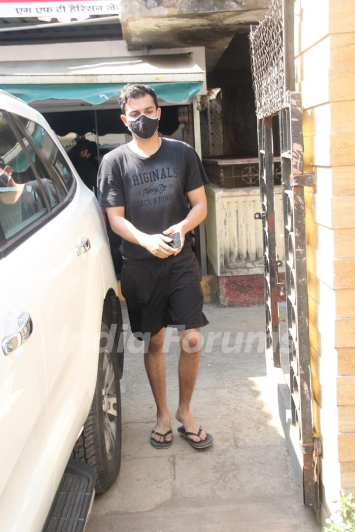 Rhea Chakraborty's brother Showik snapped leaving gym