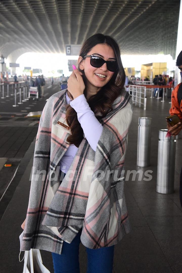 Hansika Motwani snapped at Airport