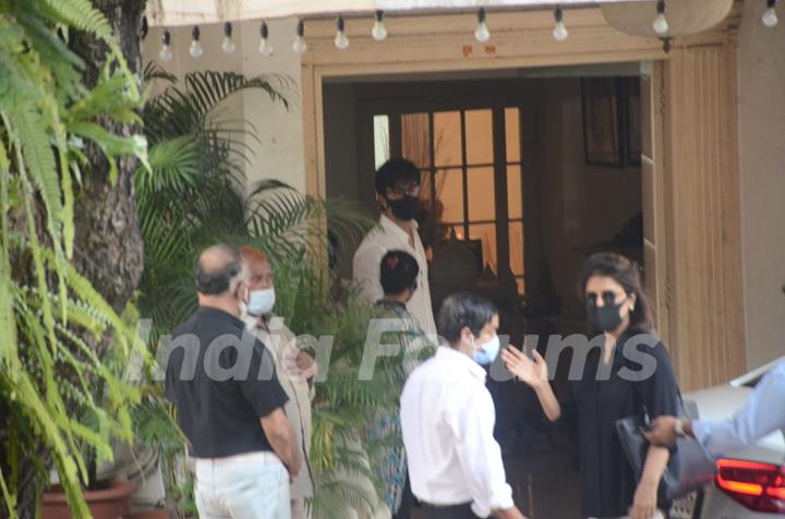 Ranbir Kapoor and Neetu Kapoor arrive for Rajiv Kapoor's funeral