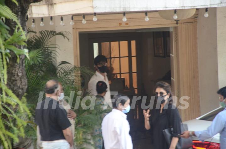 Ranbir Kapoor and Neetu Kapoor arrive for Rajiv Kapoor's funeral