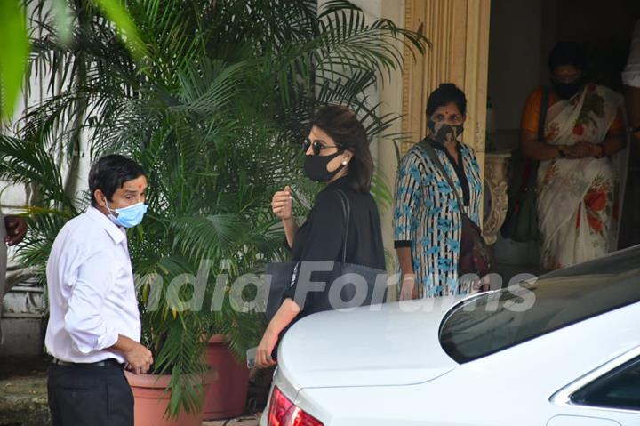 Ranbir Kapoor and Neetu Kapoor arrive for Rajiv Kapoor's funeral