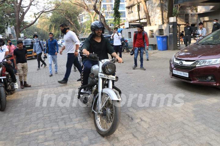 Kartik Aaryan snapped outside dance class in Andheri