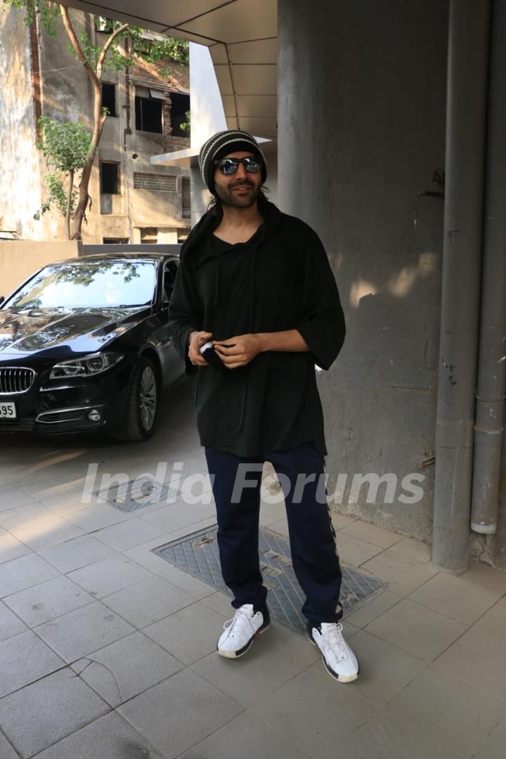 Kartik Aaryan snapped outside dance class in Andheri