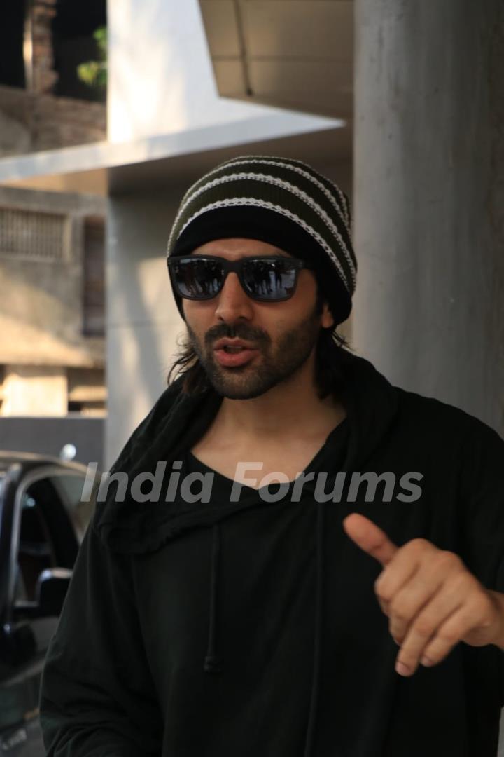 Kartik Aaryan snapped outside dance class in Andheri