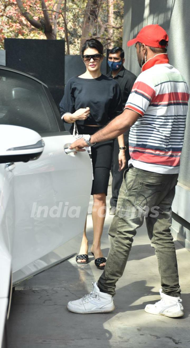 Jacqueline Fernandez snapped at Puja films, Juhu