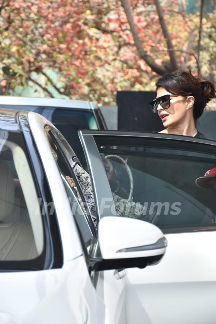 Jacqueline Fernandez snapped at Puja films, Juhu