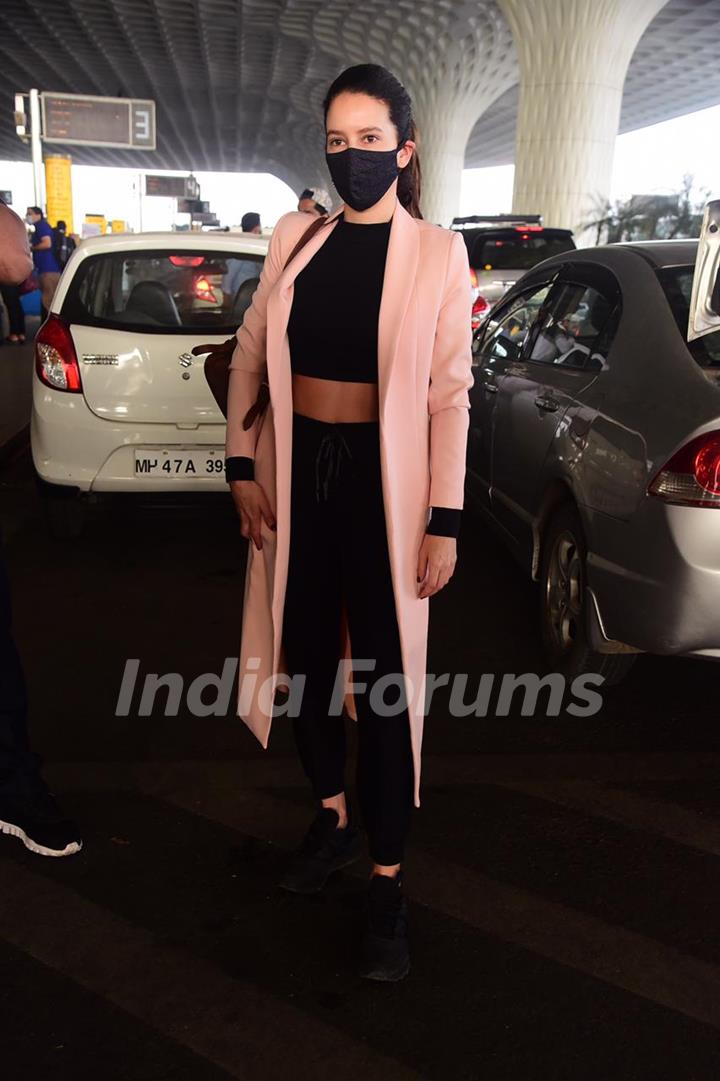 Isabelle Kaif snapped at airport 