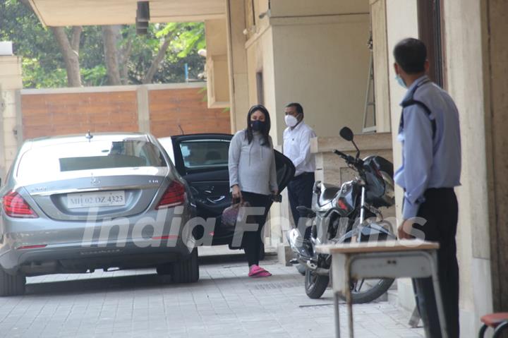 Kareena Kapoor Khan snapped visiting Amrita Arora's house