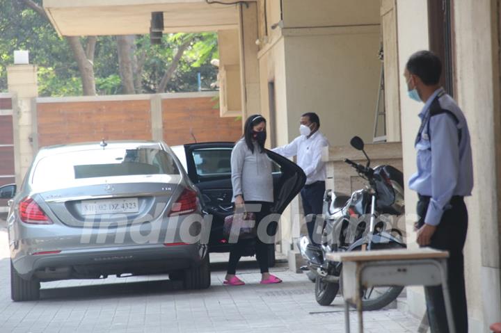 Kareena Kapoor Khan snapped visiting Amrita Arora's house