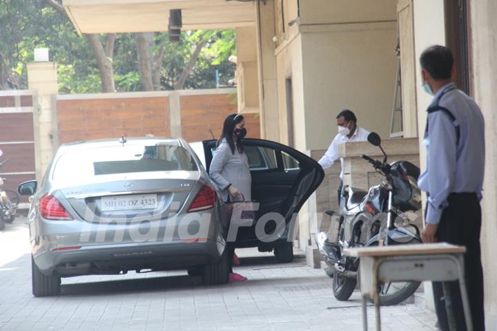 Kareena Kapoor Khan snapped visiting Amrita Arora's house