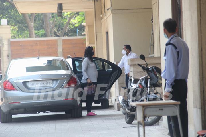 Kareena Kapoor Khan snapped visiting Amrita Arora's house