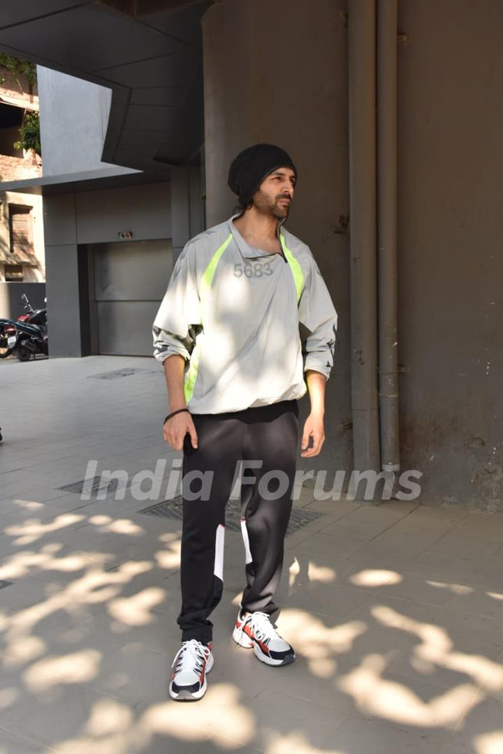 Kartik Aaryan snapped at dance class, Andheri