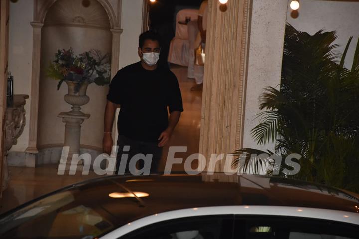 Kareena-Saif, Alia-Ranbir, Tara-Aadar and others snapped attending Randhir Kapoor's birthday dinner! 