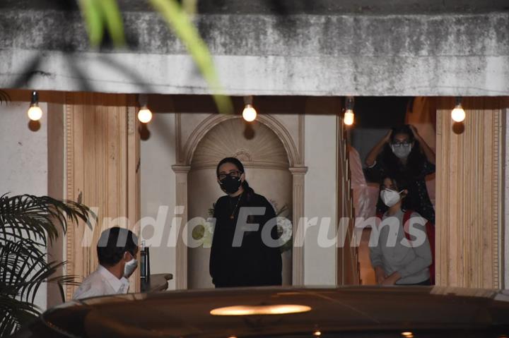 Karisma Kapoor snapped attending Randhir Kapoor's birthday dinner!