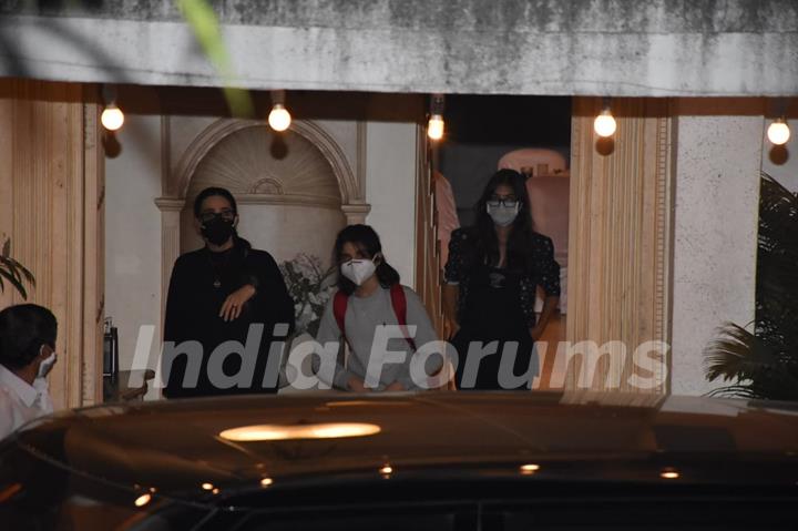 Karisma Kapoor snapped attending Randhir Kapoor's birthday dinner!