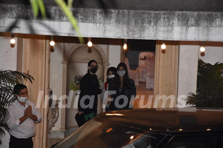 Karisma Kapoor snapped attending Randhir Kapoor's birthday dinner!