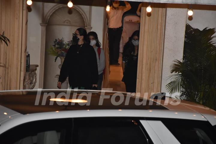 Karisma Kapoor snapped attending Randhir Kapoor's birthday dinner!