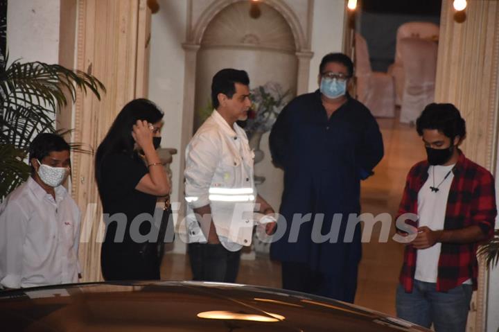 Sanjay Kapoor and Maheep Kapoor attend Randhir Kapoor's birthday dinner!