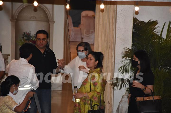 Kareena Kapoor Khan, Sanjay Kapoor and others snapped attending Randhir Kapoor's birthday dinner!