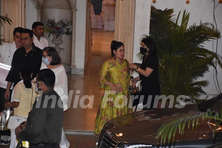 Kareena Kapoor Khan at Randhir Kapoor's birthday dinner!