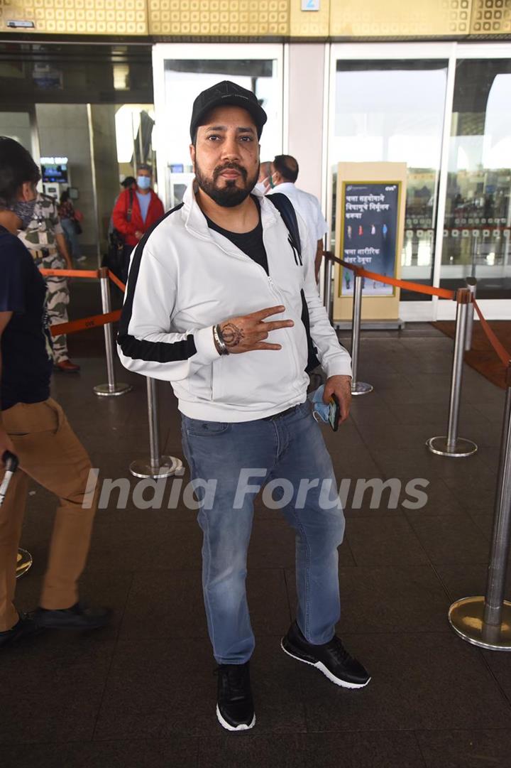 Mika Singh snapped at airport