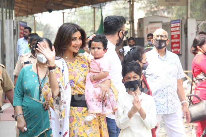 Shilpa Shetty visits Siddhi Vinayak Ganapati Mandir with her daughter Samisha